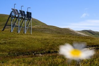 Le parc solaire alpin Grengiols Solar est prévu entre 2000 et 2500 mètres d'altitude dans le parc naturel de la vallée de Binn. Ici, une installation-test en juillet 2023. (Archives). KEYSTONE/JEAN-CHRISTOPHE BOTT